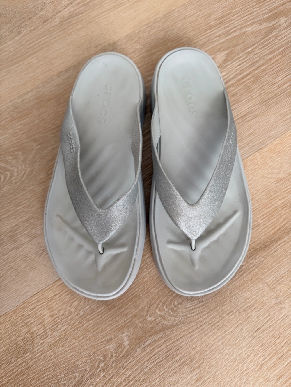 Crocs Getaway Glitter Flip Flops Women’s 9 Gray Platform Sandals - Picture 2 of 9